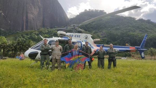 Mulher fica presa em árvore após saltar de wingsuit em Castelo por Divulgação \ Notaer