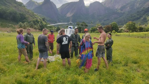 Mulher fica presa em árvore após saltar de wingsuit em Castelo por Divulgação \ Notaer