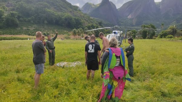 Mulher fica presa em árvore após saltar de wingsuit em Castelo por Divulgação \ Notaer
