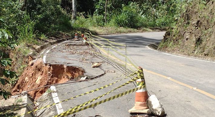 Um buraco se formou em um dos sentidos da estrada do Caminhos do Campo, em um trecho na localidade de Duas Barras. Segundo governo do Estado, empresa foi contratada para obras