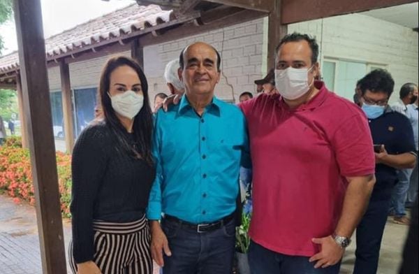 Jeesala junto com o pai, o prefeito de Aracruz, Dr. Coutinho (de azul)