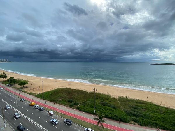 Tempo nublado na Praia de Itaparica, Vila Velha, na manhã de quarta (26/01) por Laila Magesk