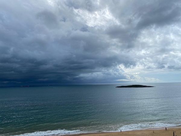 Tempo nublado na Praia de Itaparica, Vila Velha, na manhã de quarta (26/01) por Laila Magesk