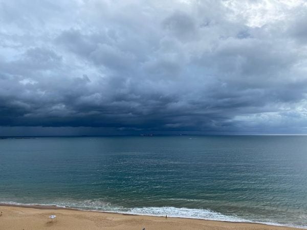 Tempo nublado na Praia de Itaparica, Vila Velha, na manhã de quarta (26/01)