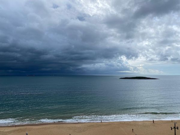 Tempo nublado na Praia de Itaparica, Vila Velha, na manhã de quarta (26/01) por Laila Magesk