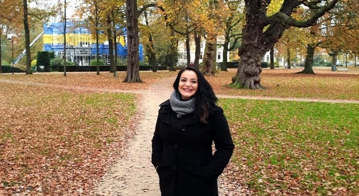 Ouça a história da artista plástica Giselle Maria Santos Góes, que vive na Holanda