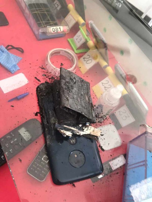 Bateria do celular explodiu e ficou totalmente destruída após o episódio desta quarta-feira (26) por Eugênio Martini