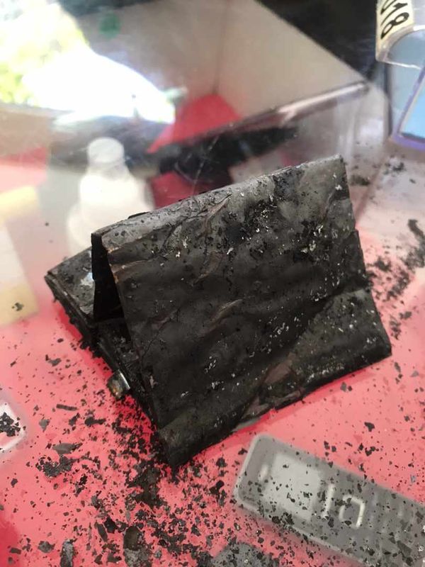 Bateria do celular explodiu e ficou totalmente destruída após o episódio desta quarta-feira (26) por Eugênio Martini