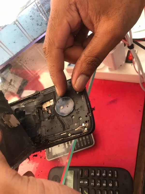Bateria do celular explodiu e ficou totalmente destruída após o episódio desta quarta-feira (26) por Eugênio Martini
