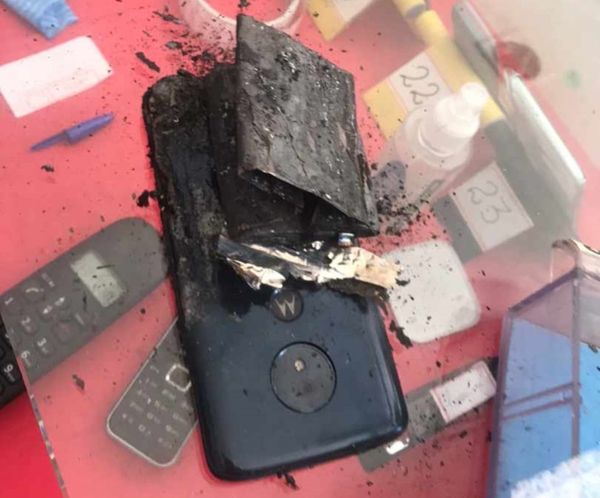 Celular explode nas mãos de adolescente em Goiânia 