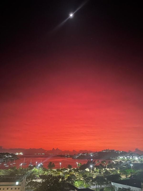 Céu alaranjado na Grande Vitória nesta quinta-feira (27)