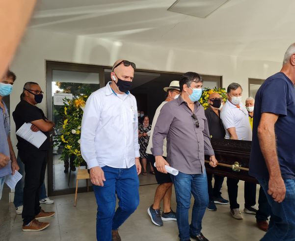 Amigos e familiares se despedem de Raul Sampaio, autor de 'Meu Pequeno Cachoeiro' por João Henrique Castro