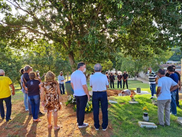 Amigos e familiares se despedem de Raul Sampaio, autor de 'Meu Pequeno Cachoeiro' por João Henrique Castro