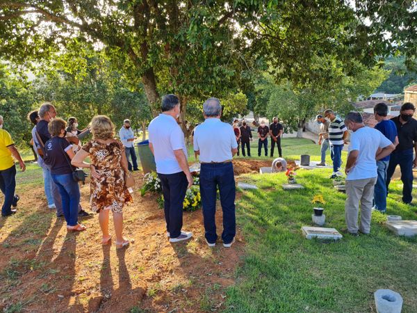 Amigos e familiares se despedem de Raul Sampaio, autor de 'Meu Pequeno Cachoeiro' por João Henrique Castro