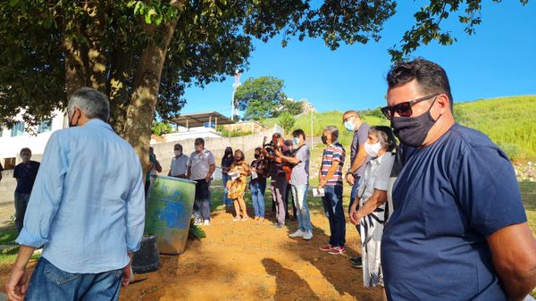 Amigos e familiares se despedem de Raul Sampaio, autor de 'Meu Pequeno Cachoeiro' por João Henrique Castro