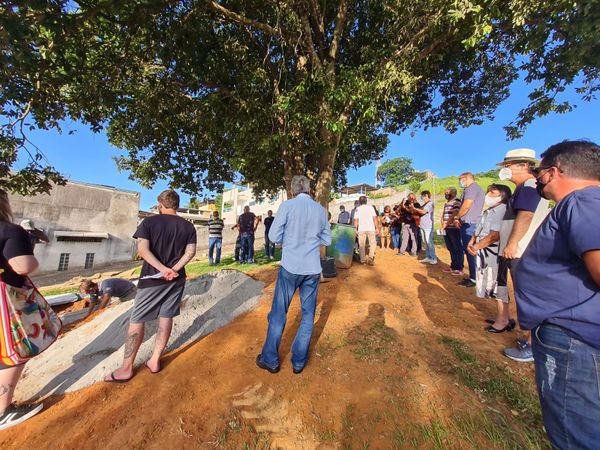 Amigos e familiares se despedem de Raul Sampaio, autor de 'Meu Pequeno Cachoeiro' por João Henrique Castro