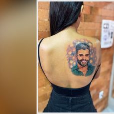 Tatuador de São Mateus queria homenagear o cantor e uma fã topou; os dois querem completar a tatuagem com um autógrafo do Embaixador neste sábado (29)