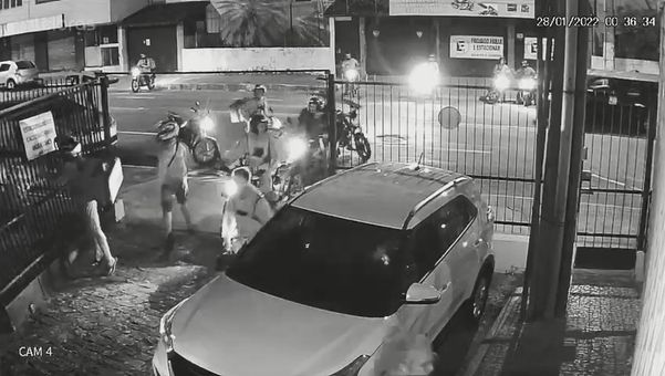 Após confusão no trânsito, grupo de motoboys invade condomínio em Vitória
