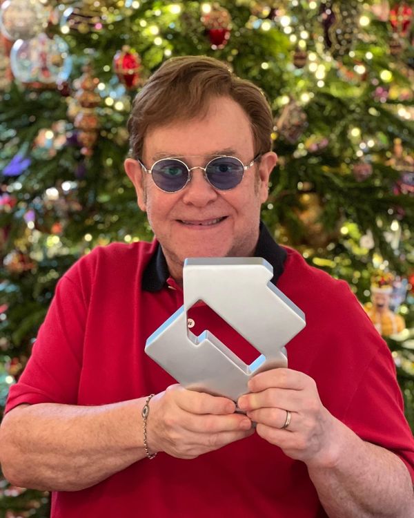 Elton John cancelou shows nos EUA após contrair Covid-19