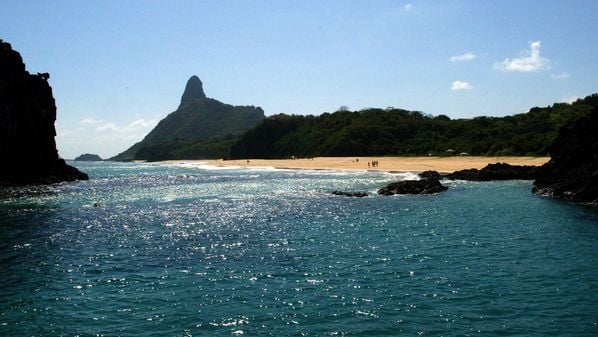 Embarcação de carga naufragou nesta quarta-feira (22) enquanto se dirigia de Recife para Fernando de Noronha; quatro tripulantes foram resgatados
