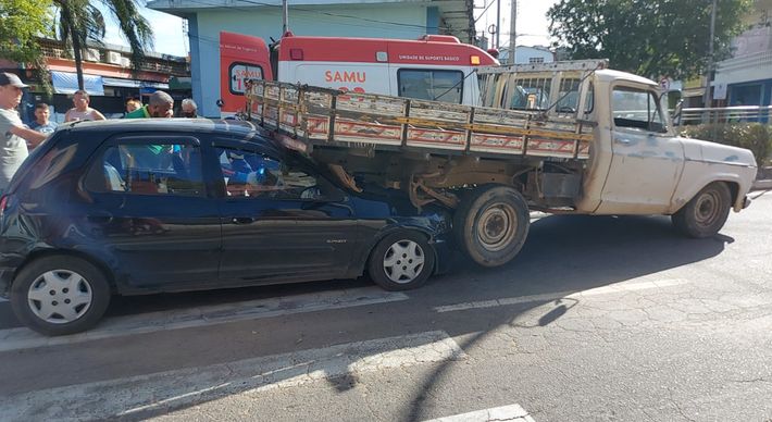 Colisão ocorreu na tarde deste sábado (29), na Vila Rubim, região central de Vitória e envolveu um carro de passeio, uma camionete e um caminhão-baú