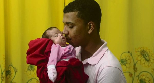 Emanuelly Ferreira da Silva com o pai, poucos dias depois de receber alta do hospital, em 2017.