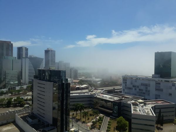 Imagem feita na Enseada do Suá, em Vitória, mostra o nevoeiro neste domingo (30)  por Leitor | A Gazeta
