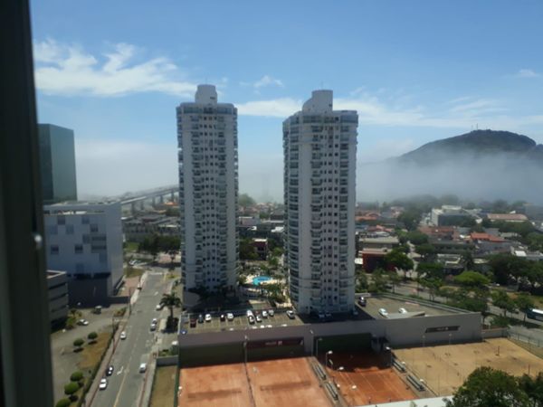 Imagem feita na Enseada do Suá, em Vitória, mostra o nevoeiro neste domingo (30)  por Leitor | A Gazeta