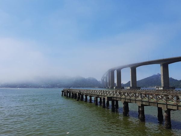 Imagens mostram a neblina encobrindo parte da paisagem na Grande Vitória por Fernando Madeira