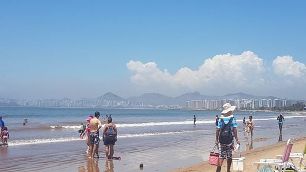 Montes da Grande Vitória ficaram "escondidos" na manhã deste domingo (30) por Leitor | A Gazeta