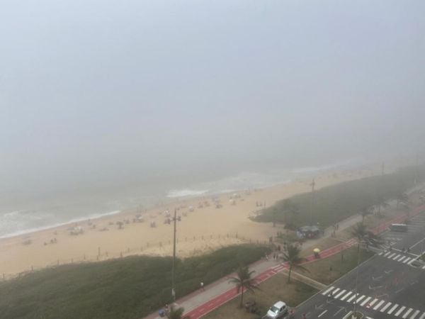Vários registros mostram a densa camada sobre praias de Vitória e Vila Velha, chegando a encobrir até o Convento da Penha na manhã deste domingo (30)