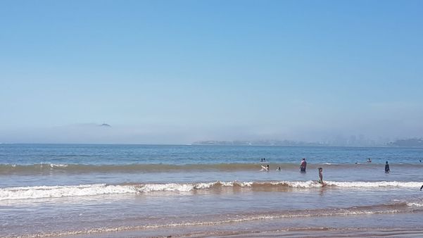 Neblina impediu que o Morro do Moreno fosse visto da Praia de Camburi, em Vitória por Leitor | A Gazeta