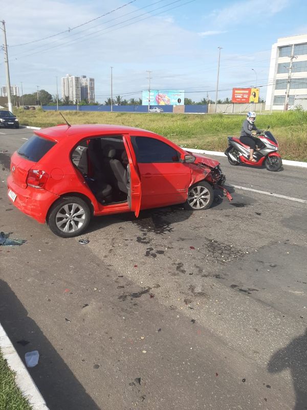 Carro abandonado foi recolhido da pista da Avenida Estudante José Júlio de Souza, em Vila Velha