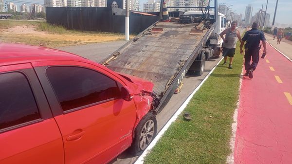 Carro abandonado foi recolhido da pista da Avenida Estudante José Júlio de Souza, em Vila Velha