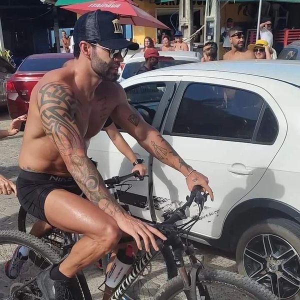 O cantor Gusttavo Lima andou de bicicleta pela orla da Praia do Morro, em Guarapari, no último sábado (29)