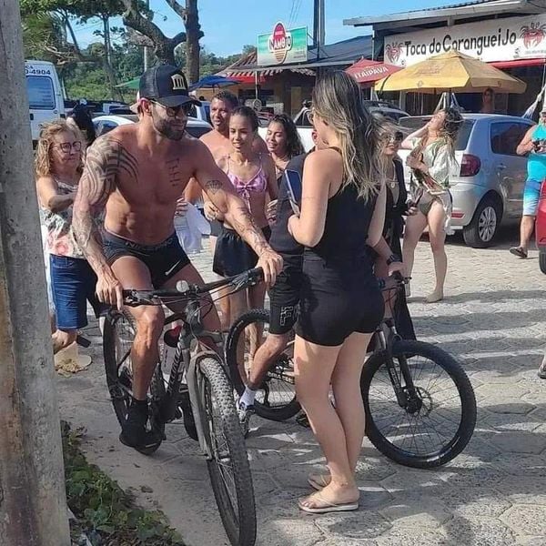 O cantor Gusttavo Lima andou de bicicleta pela orla da Praia do Morro, em Guarapari, no último sábado (29)