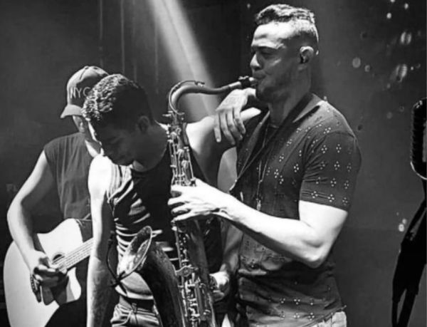 Ônibus em que o cantor Devinho Novaes e a equipe estavam tombou; Jack Sax, o saxofonista da banda, faleceu