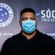 Imagem - Ronaldo se aproxima de Luva de Pedreiro e chama jovem para ver jogo do Cruzeiro