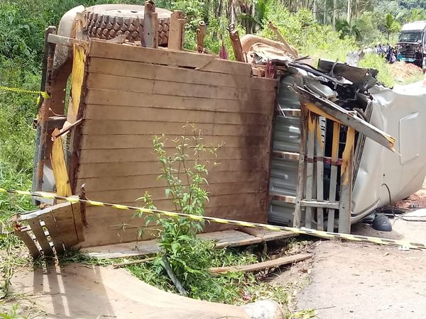 Três pessoas morrem em acidente envolvendo dois carros e uma carreta, na BR 262, em Muniz Freire por Redes Sociais