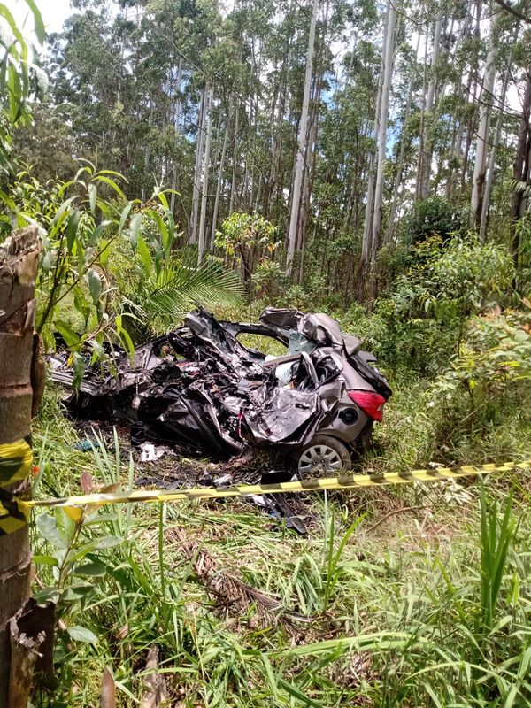 Três pessoas morrem em acidente envolvendo dois carros e uma carreta, na BR 262, em Muniz Freire por Redes Sociais