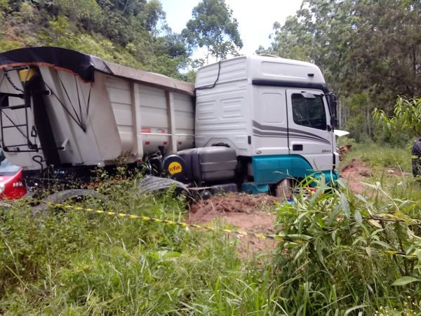 Três pessoas morrem em acidente envolvendo dois carros e uma carreta, na BR 262, em Muniz Freire por Redes Sociais