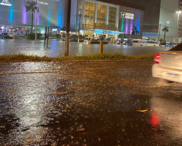 Chuva alaga a BR 262, em frente a shopping de Cariacica