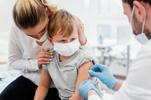Criança se vacina contra a Covid-19