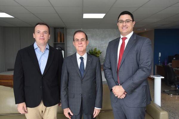 Diretor-Adjunto Augusto Passamani,  o Diretor Manoel Alves Rabelo e o professorThiago Felipe Vargas Simões 