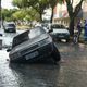 Imagem - Carro é engolido por buraco em Ilha de Santa Maria, em Vitória