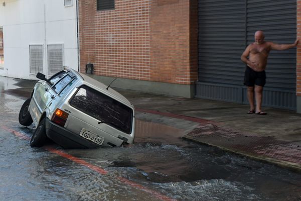 Carro cai em buraco da Cesan no bairro Ilha de Santa Maria, em Vitória por Vitor Jubini