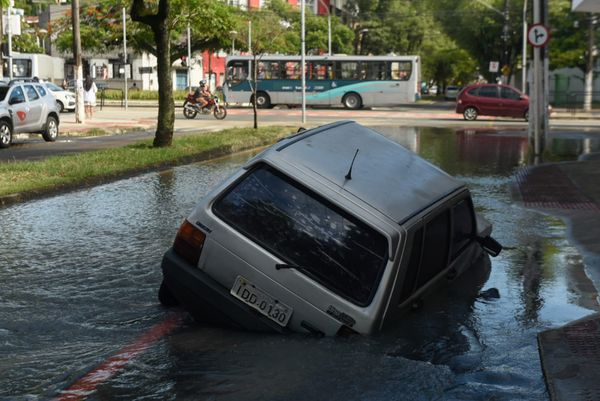 Carro cai em buraco da Cesan no bairro Ilha de Santa Maria, em Vitória por Vitor Jubini