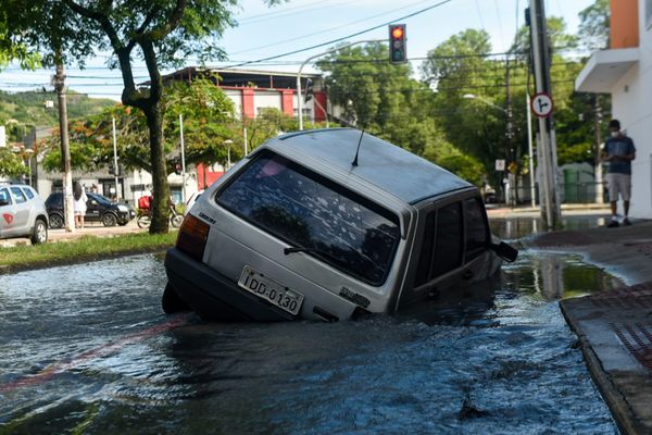 Carro cai em buraco da Cesan no bairro Ilha de Santa Maria, em Vitória por Vitor Jubini