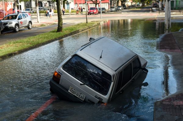 Carro cai em buraco da Cesan no bairro Ilha de Santa Maria, em Vitória por Vitor Jubini