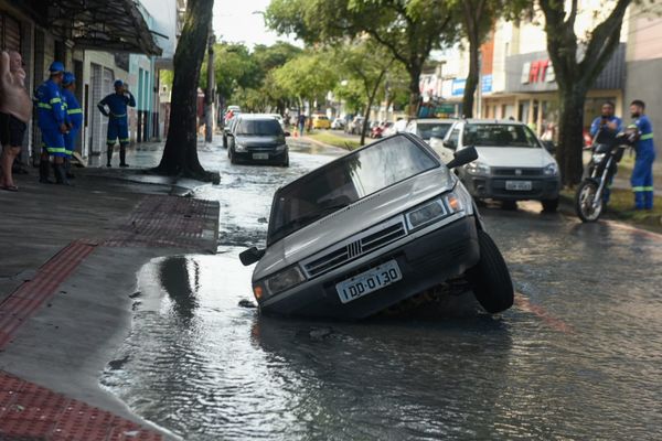 Carro cai em buraco da Cesan no bairro Ilha de Santa Maria, em Vitória